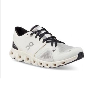 ON CLOUD X 3 Trainers in white black women size 9.5
